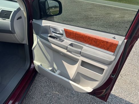 Used 2009 Chrysler Town & Country Touring FWD image 24