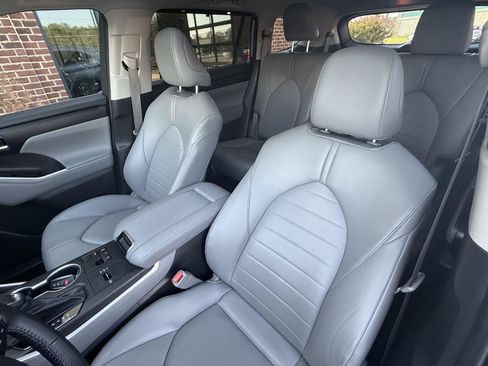 Used 2023 Toyota Highlander XLE FWD image 16