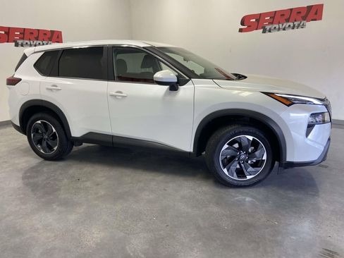 Used 2024 Nissan Rogue SV AWD/4WD image 2