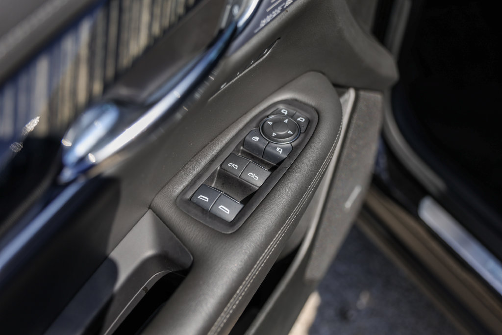 Used 2025 Cadillac XT6 Premium Luxury FWD image 24