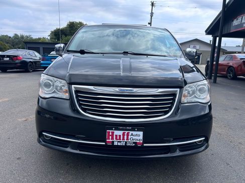 Used 2016 Chrysler Town & Country Limited Platinum FWD image 3