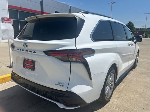 Used 2023 Toyota Sienna XSE AWD/4WD image 13