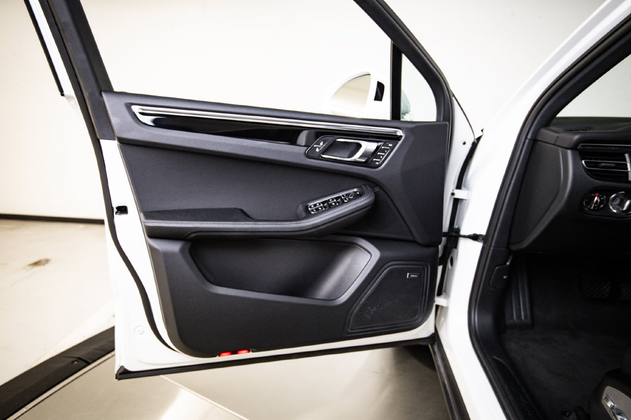 Certified 2026 Porsche Macan AWD/4WD image 22