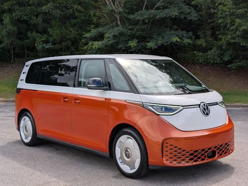 Used 2025 Volkswagen ID. Buzz 1st Edition RWD image 11