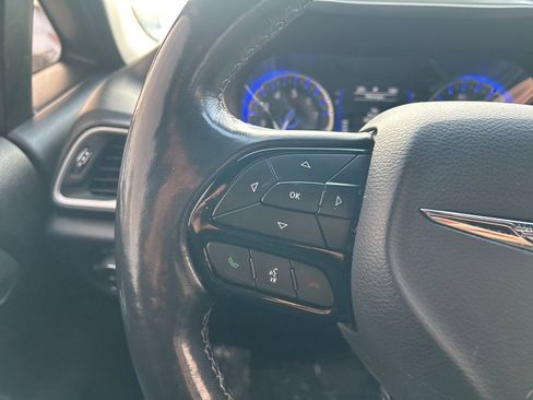 Used 2020 Chrysler Pacifica Touring-L image 32