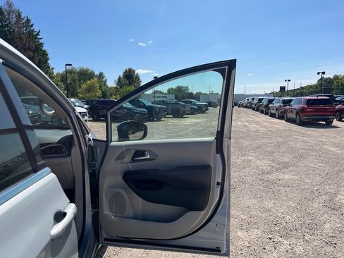 Used 2023 Chrysler Pacifica Touring-L FWD image 40