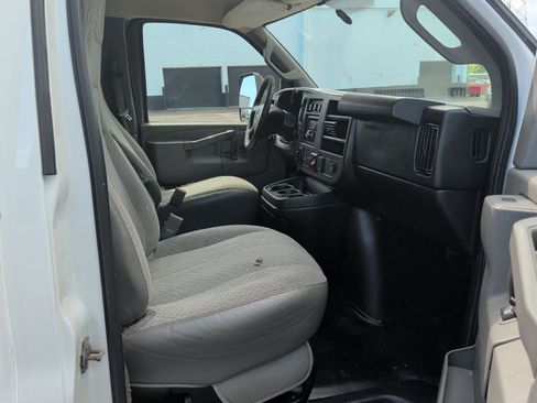 Used 2016 Chevrolet Express 4500 RWD image 13