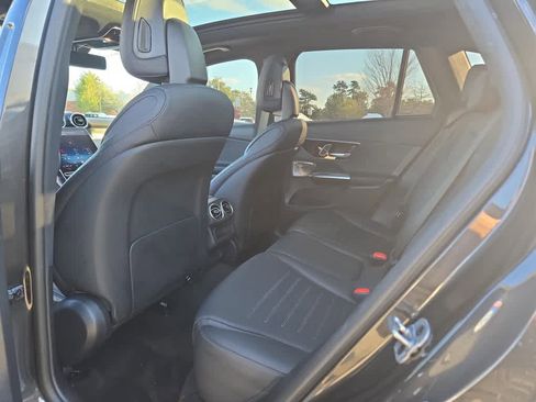 Used 2024 Mercedes-Benz GLC 300 4MATIC image 25