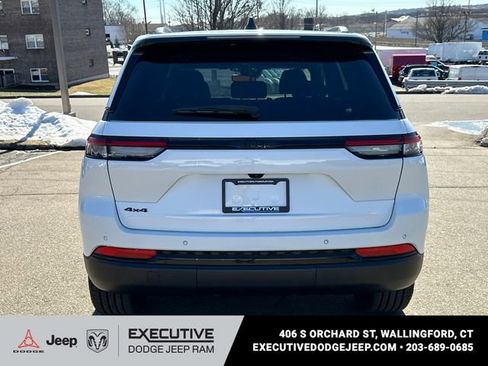 Used 2023 Jeep Grand Cherokee Altitude image 3