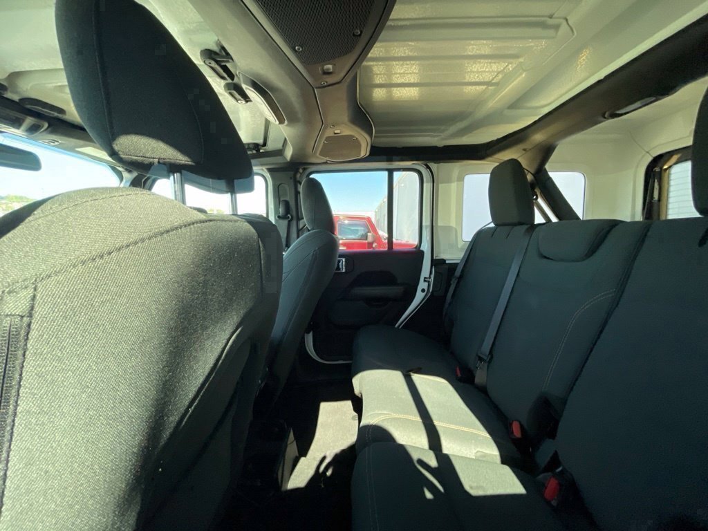 Used 2025 Jeep Wrangler Unlimited Sahara AWD/4WD image 15