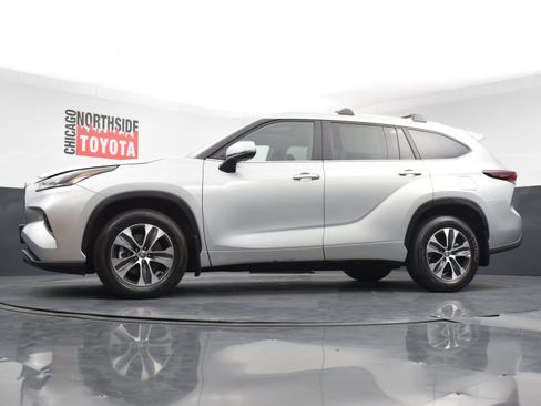 Used 2024 Toyota Highlander XLE AWD/4WD image 29