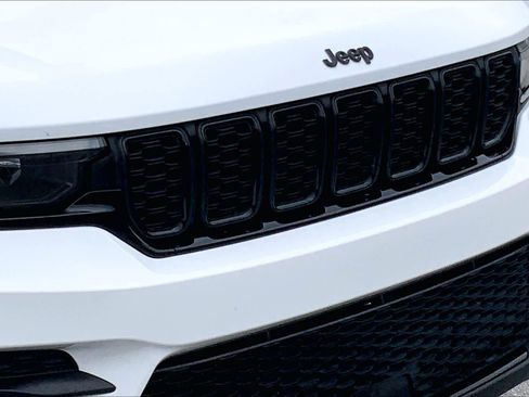 Used 2022 Jeep Grand Cherokee Altitude AWD/4WD image 41