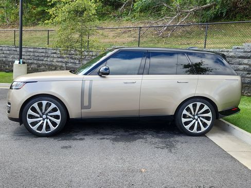 Used 2025 Land Rover Range Rover SE image 6