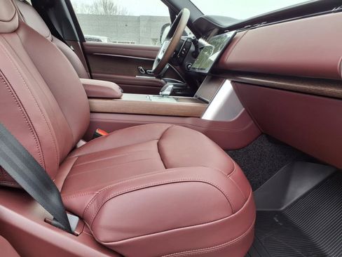 New 2025 Land Rover Range Rover SE image 3