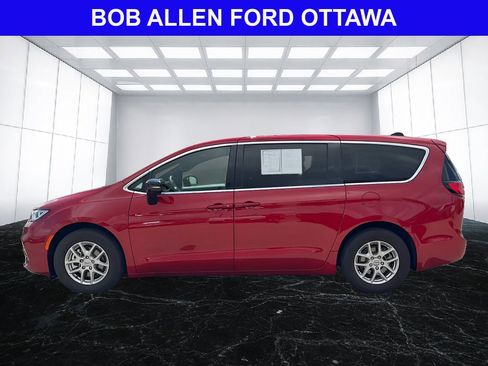 Used 2025 Chrysler Pacifica Select FWD image 3