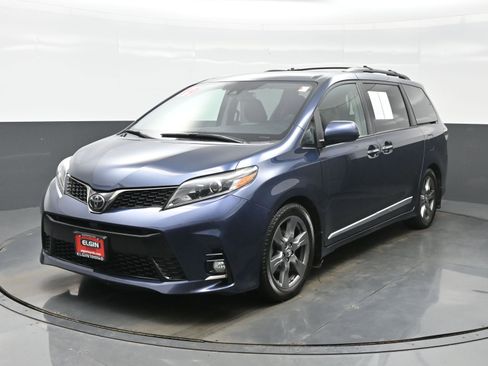 Used 2019 Toyota Sienna SE w/ SE Preferred Package image 2