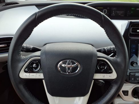 Used 2017 Toyota Prius Four FWD image 12