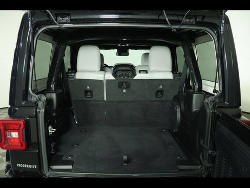 Used 2022 Jeep Wrangler Unlimited Sahara AWD/4WD image 13