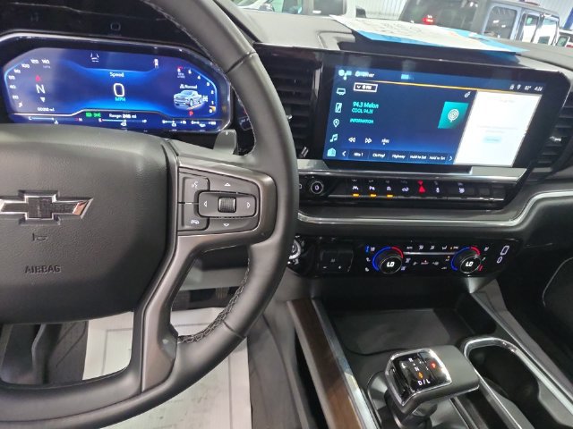 Used 2024 Chevrolet Silverado 1500 High Country w/ High Country Premium Package AWD/4WD image 17