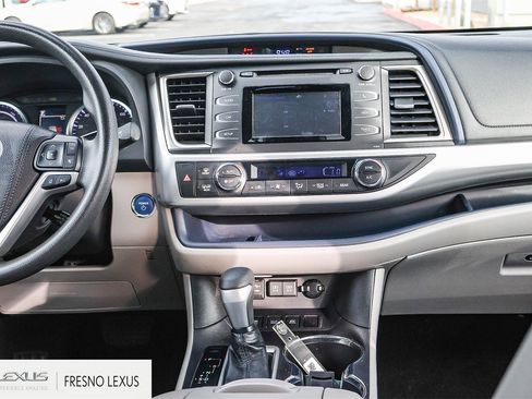 Used 2019 Toyota Highlander LE image 16