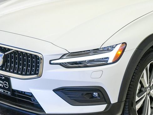 Certified 2026 Volvo V60 B5 Cross Country Plus w/ Climate Package AWD/4WD image 9