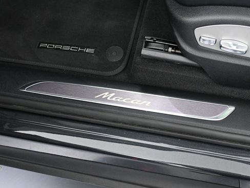 Certified 2025 Porsche Macan AWD/4WD image 16