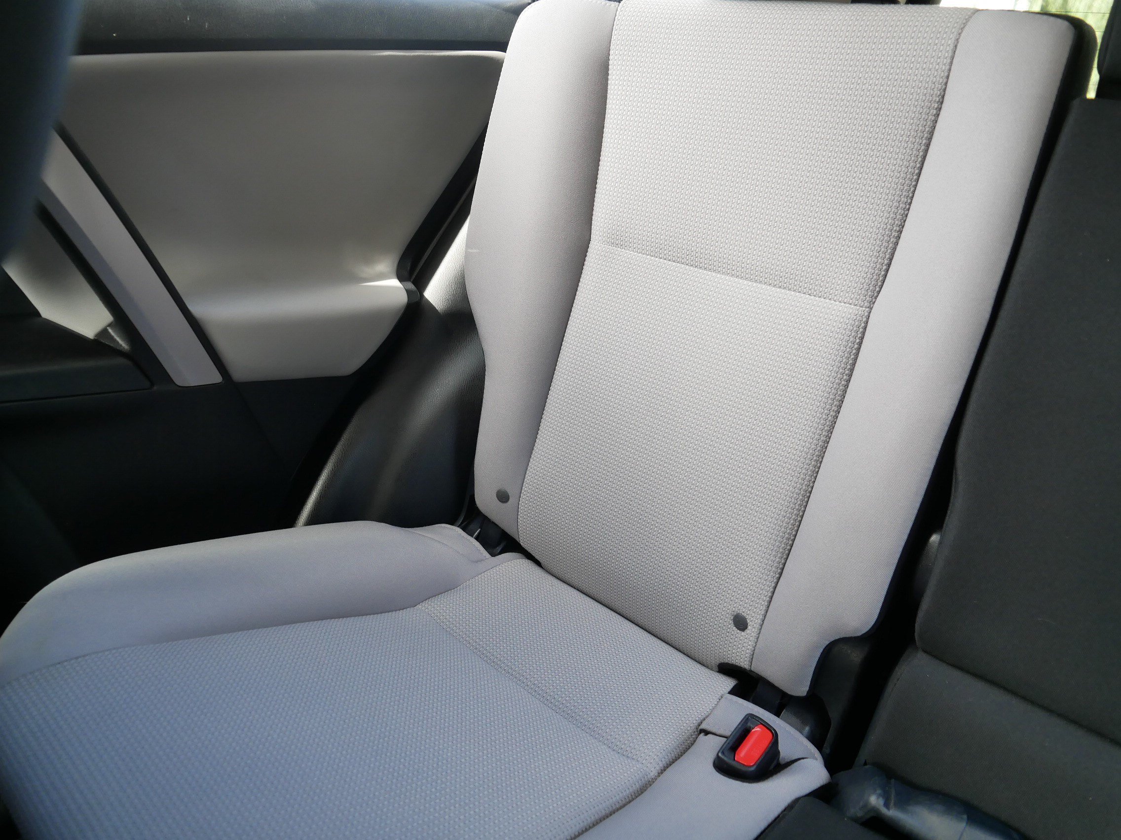 Used 2018 Toyota RAV4 XLE FWD image 12
