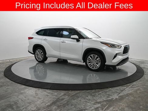 Used 2023 Toyota Highlander Platinum FWD image 4