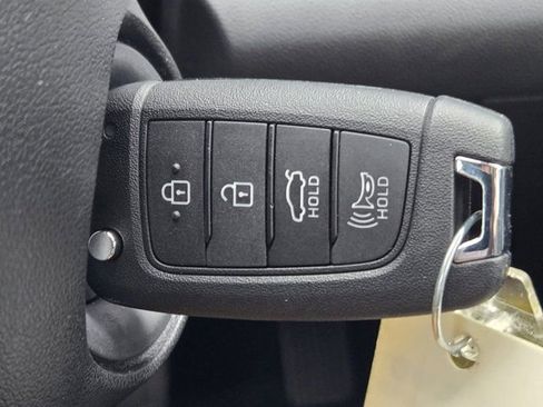 Certified 2025 Hyundai Elantra SE FWD image 21