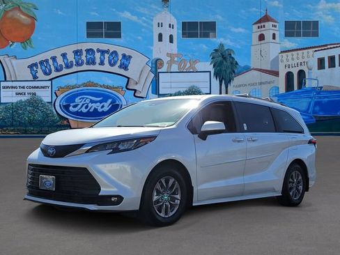 Used 2025 Toyota Sienna XLE w/ XLE Plus Package AWD/4WD image 2