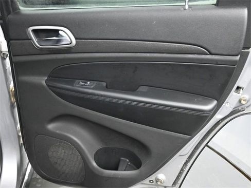 Used 2018 Jeep Grand Cherokee Laredo image 16