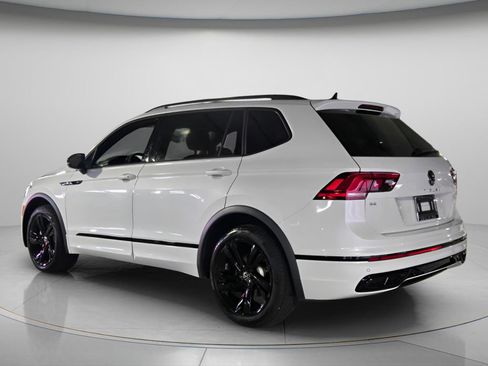 Certified 2024 Volkswagen Tiguan SE R-Line FWD image 4