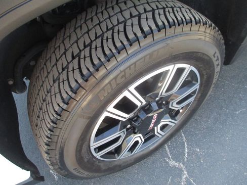 Used 2023 GMC Sierra 2500 AT4 w/ AT4 Preferred Package AWD/4WD image 16