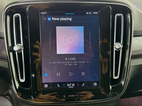 Used 2023 Volvo XC40 Recharge Plus image 17