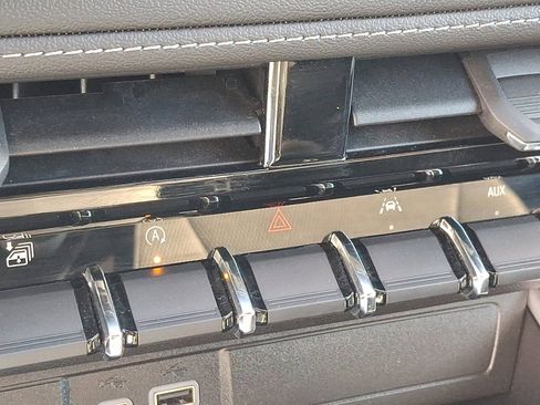 Used 2023 Chevrolet Colorado LT image 15