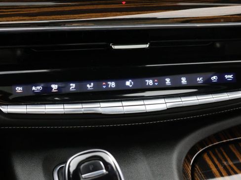 Used 2022 Cadillac Escalade Premium Luxury image 33