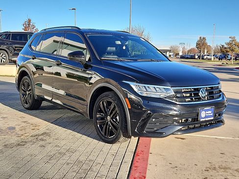 Certified 2022 Volkswagen Tiguan SE R-Line image 4