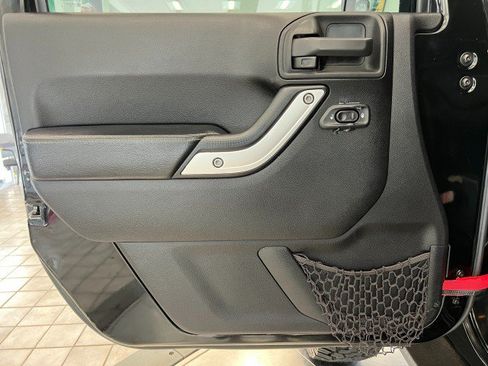 Used 2015 Jeep Wrangler Unlimited Rubicon AWD/4WD image 12