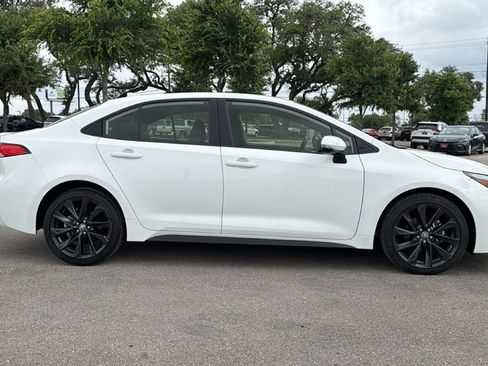 Certified 2025 Toyota Corolla SE FWD image 4