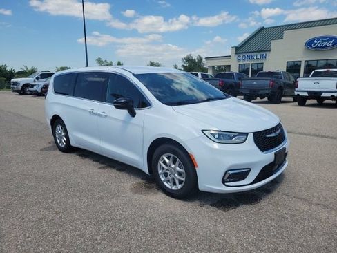 Used 2024 Chrysler Pacifica Touring FWD image 19
