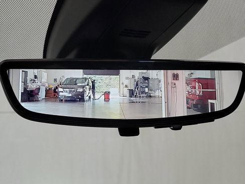 Used 2022 GMC Yukon XL Denali w/ Advanced Technology Package image 17