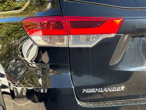 Used 2018 Toyota Highlander XLE image 28
