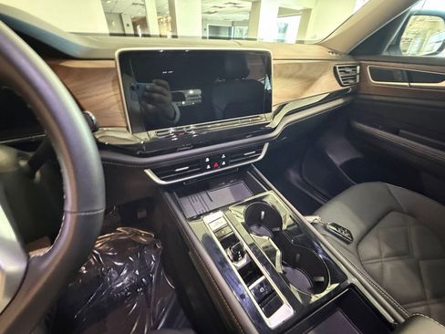 Used 2025 Volkswagen Atlas SE image 41