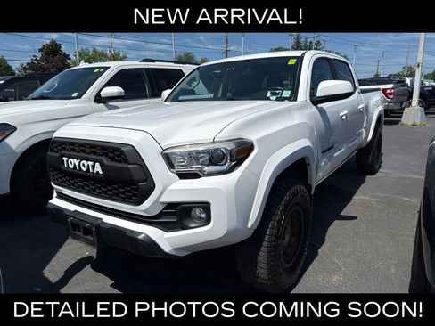 Used 2017 Toyota Tacoma SR5 w/ Tow Package AWD/4WD image 1
