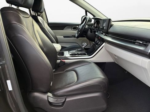 Used 2024 Kia Carnival LX image 23