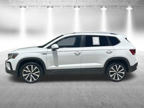 Used 2024 Volkswagen Taos SE FWD image 2
