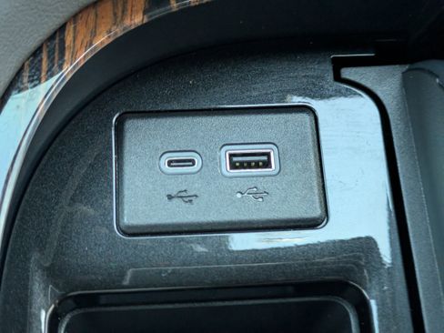 Used 2024 Cadillac Escalade Premium Luxury image 22