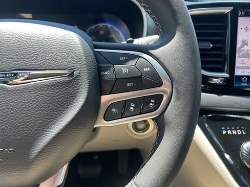 Used 2023 Chrysler Pacifica Touring-L FWD image 31
