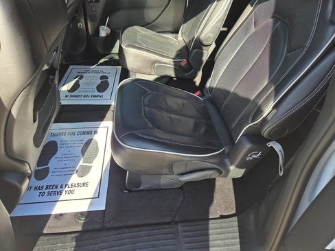 Used 2025 Chrysler Pacifica Limited FWD image 11