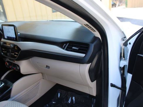 Used 2020 Ford Escape SE image 21